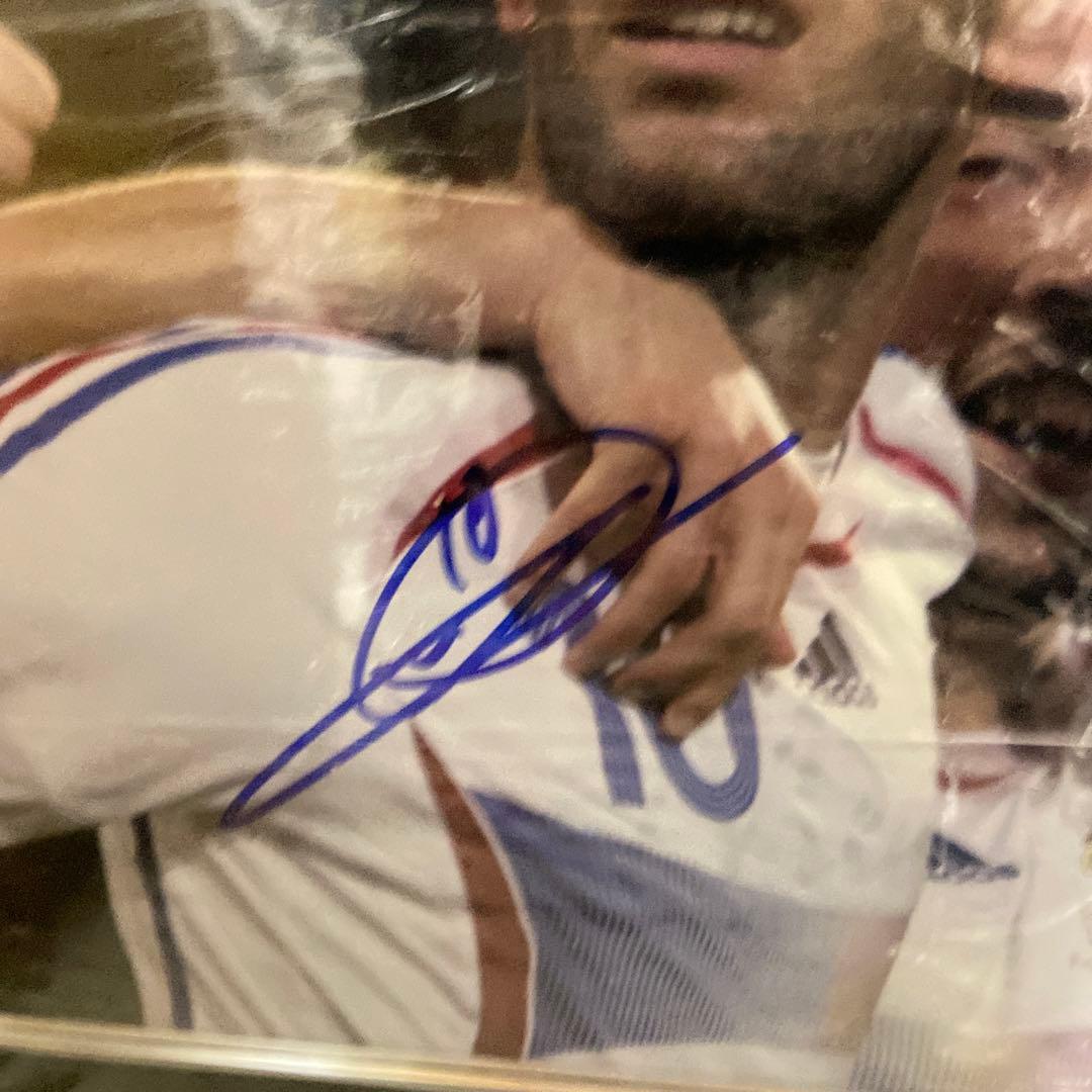 ジネディーヌ・ジダン直筆サインフォト　額入り