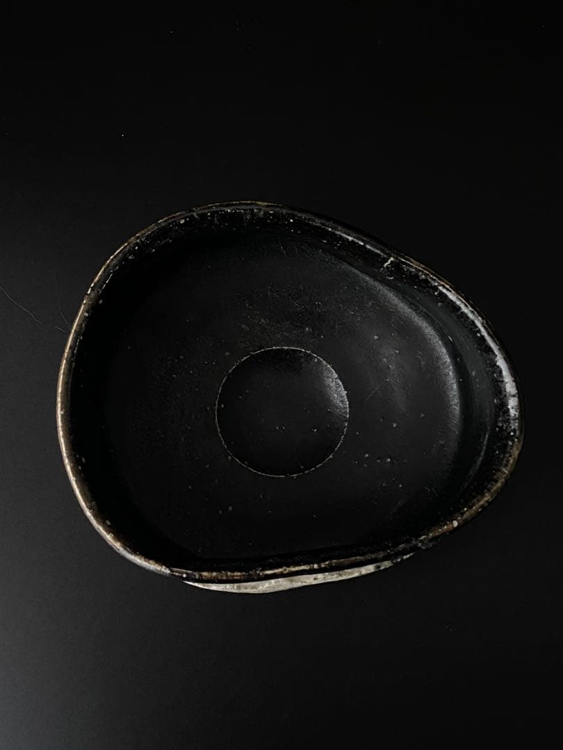 黒織部沓形茶碗 吊柿文様 共箱