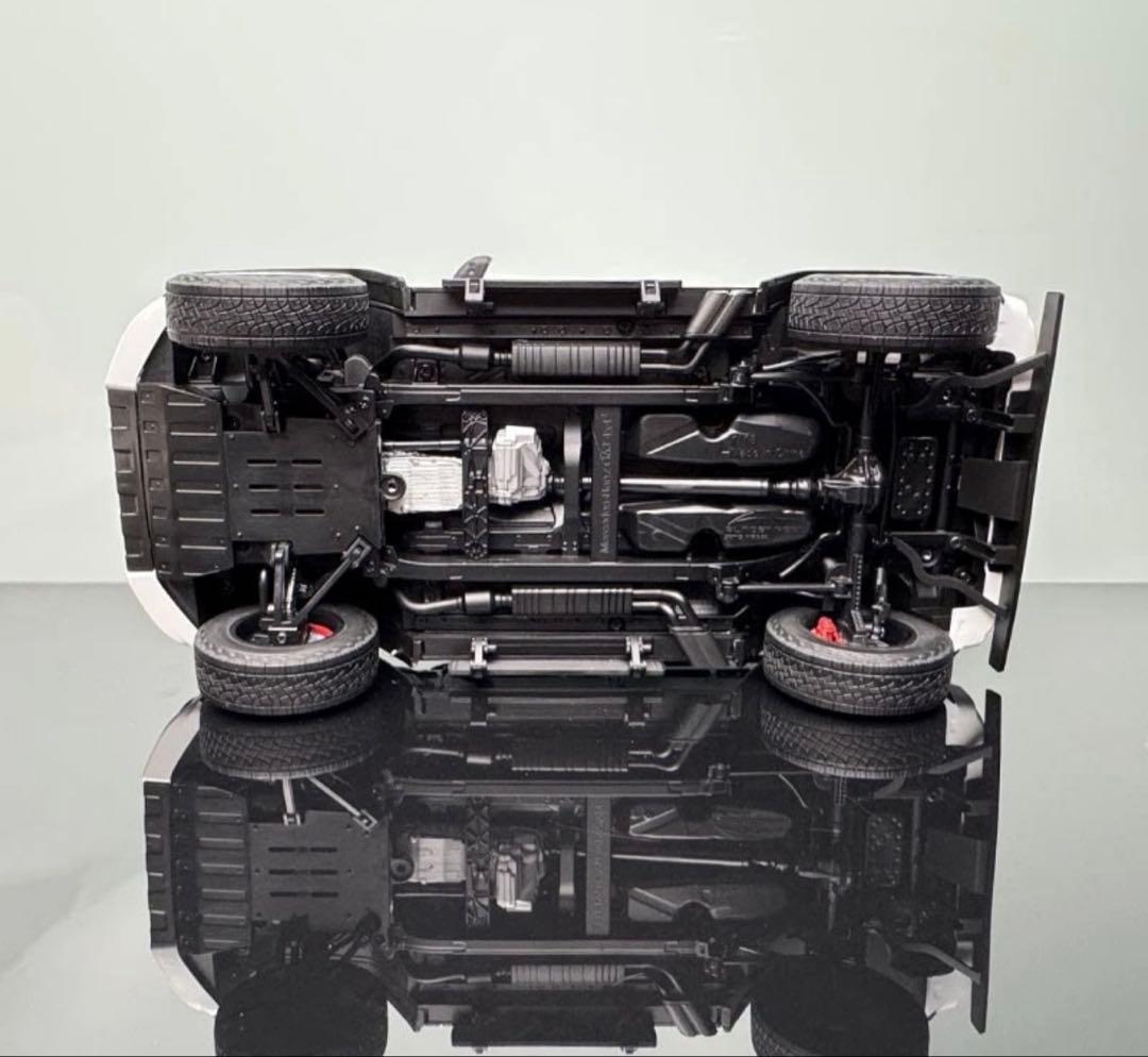 Brabus G-Class ホワイト 1\18スケールモデルミニカー