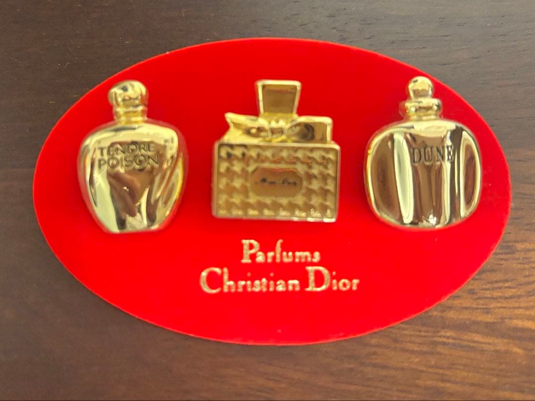 クリスチャン　ディオール　ノベルティ　ピンバッジ