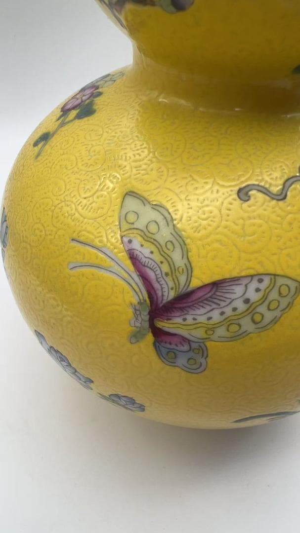 清乾隆時代 【乾隆年製】在銘 琺瑯彩黄地花蝶文葫芦瓶 景徳鎮(Y-2)