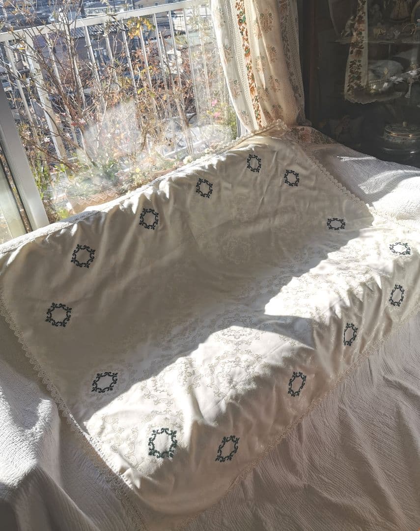 ヴィンテージドイツ 光沢ダマスク織 緑のリース刺繍 装飾リボン付きラージクロス