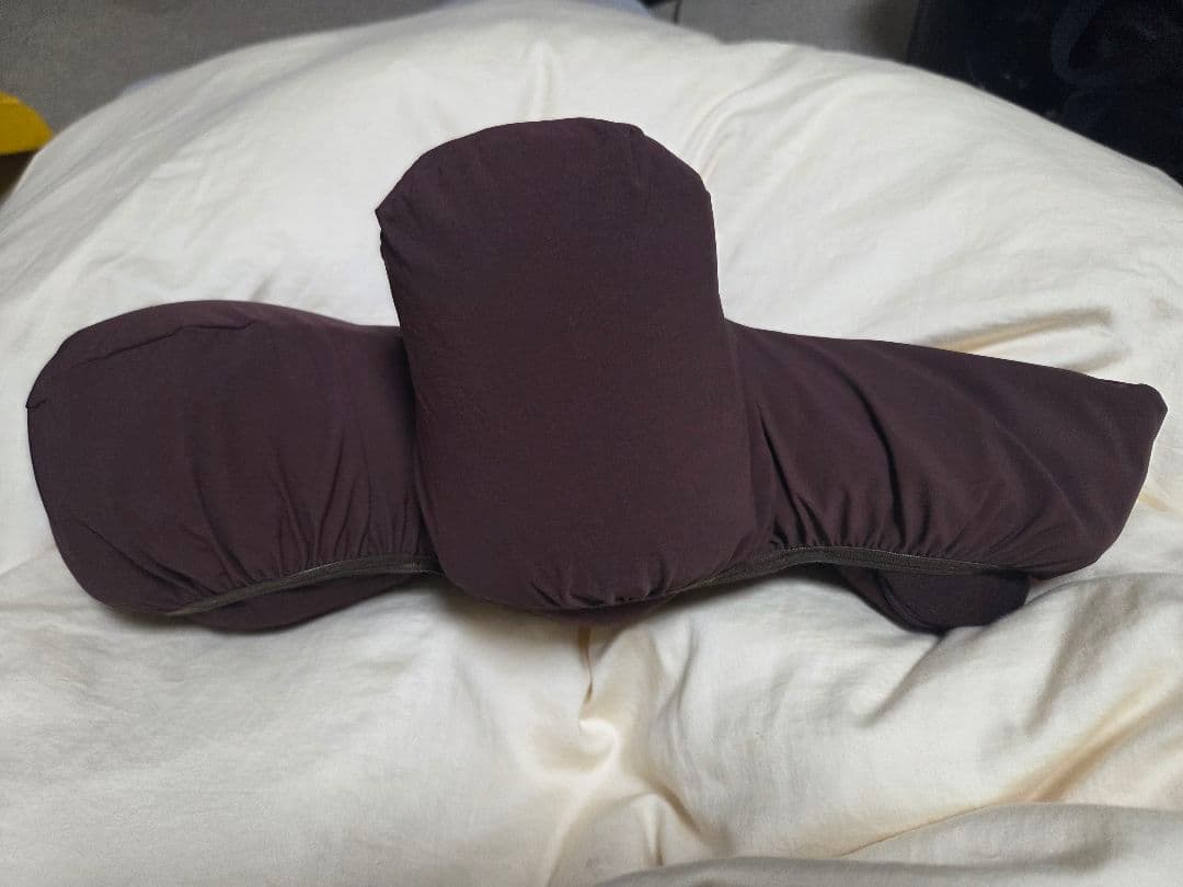 ダークブラウン クロス型ベッドクッション