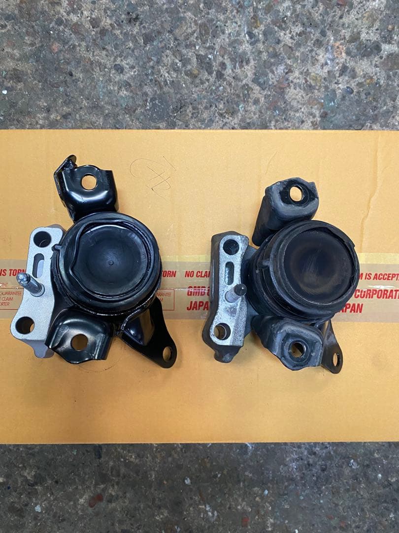 AZR60G エンジンマウント 右 12305-28080 ノア ヴォクシー