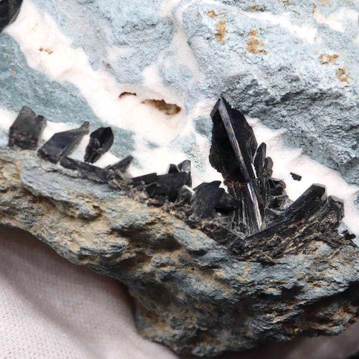 大きい！母岩付き ネプチュナイト 海王石 原石　554g BN155 天然石