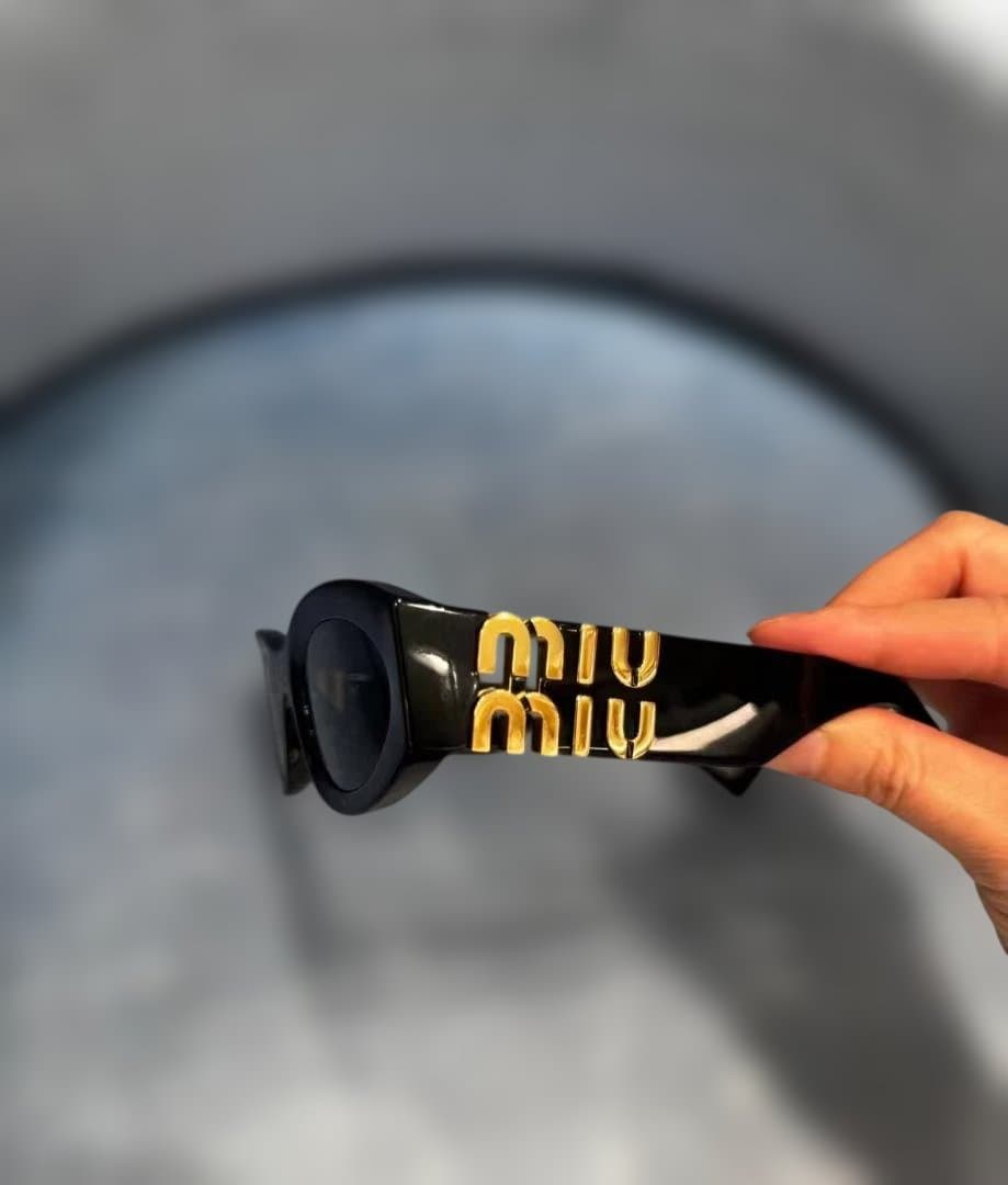 miu miu 黒 サングラス ロゴ入り 11W
