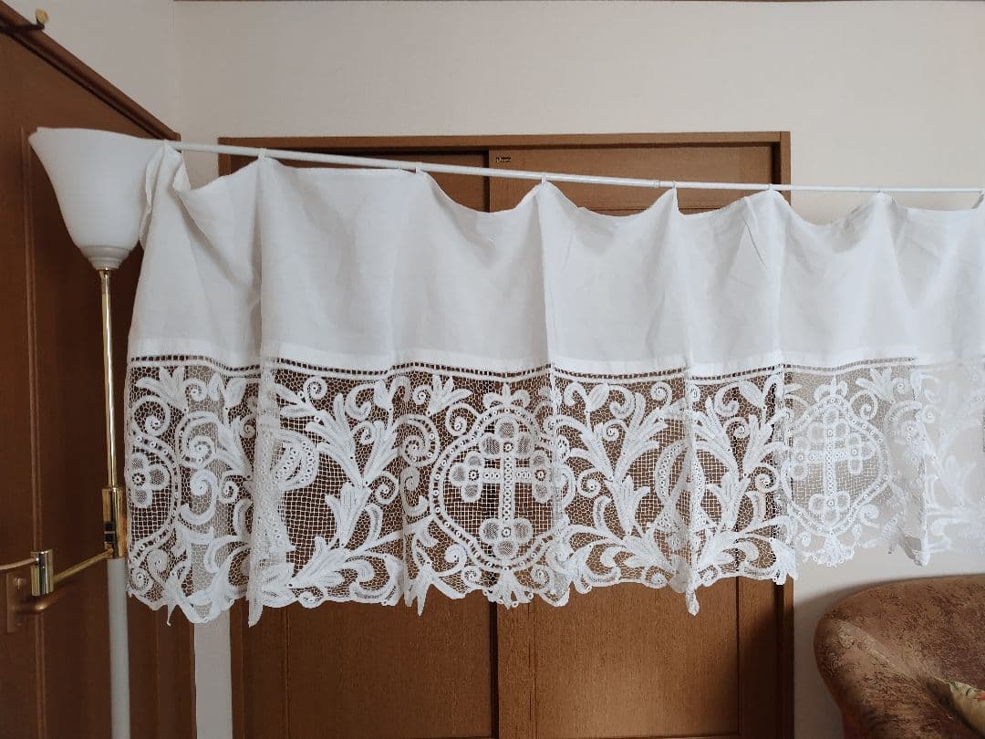 レース装飾の長い白いカーテンビンテージ