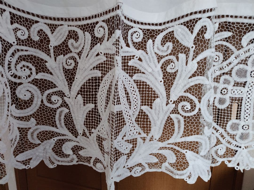 レース装飾の長い白いカーテンビンテージ