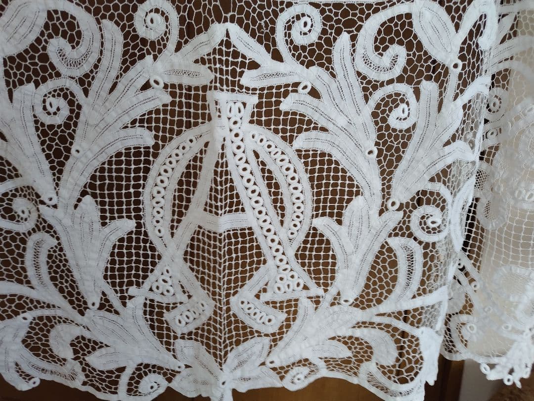 レース装飾の長い白いカーテンビンテージ