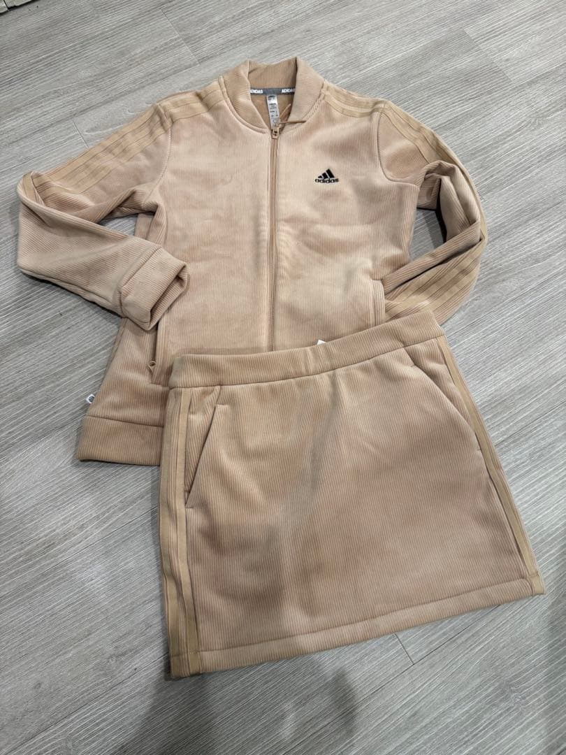 adidas ベージュ ジャケットとスカートセット