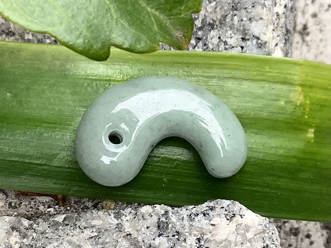 人気の平塚古墳勾玉型　糸魚川翡翠　本物の国石天然のお守り‼️ 鑑別書取得品‼️