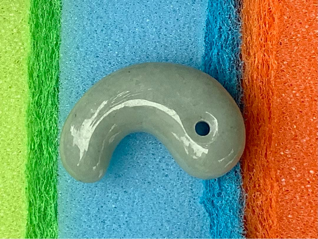 人気の平塚古墳勾玉型　糸魚川翡翠　本物の国石天然のお守り‼️ 鑑別書取得品‼️