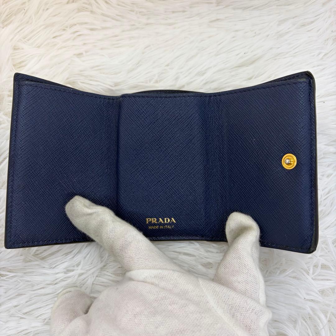 美品✨プラダ　折り財布　三つ折り　金ロゴ　レザー　コンパクト　ネイビー