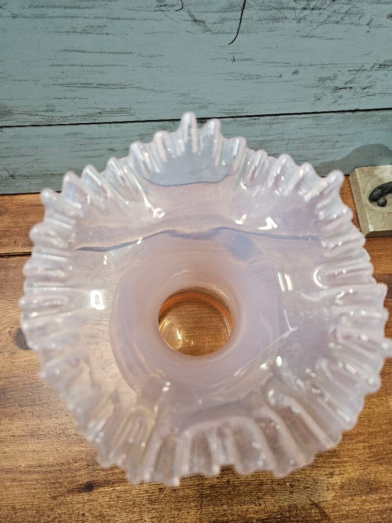 フランスアンティーク オパールセントガラス フリルの花瓶 ピンク系 一輪挿し