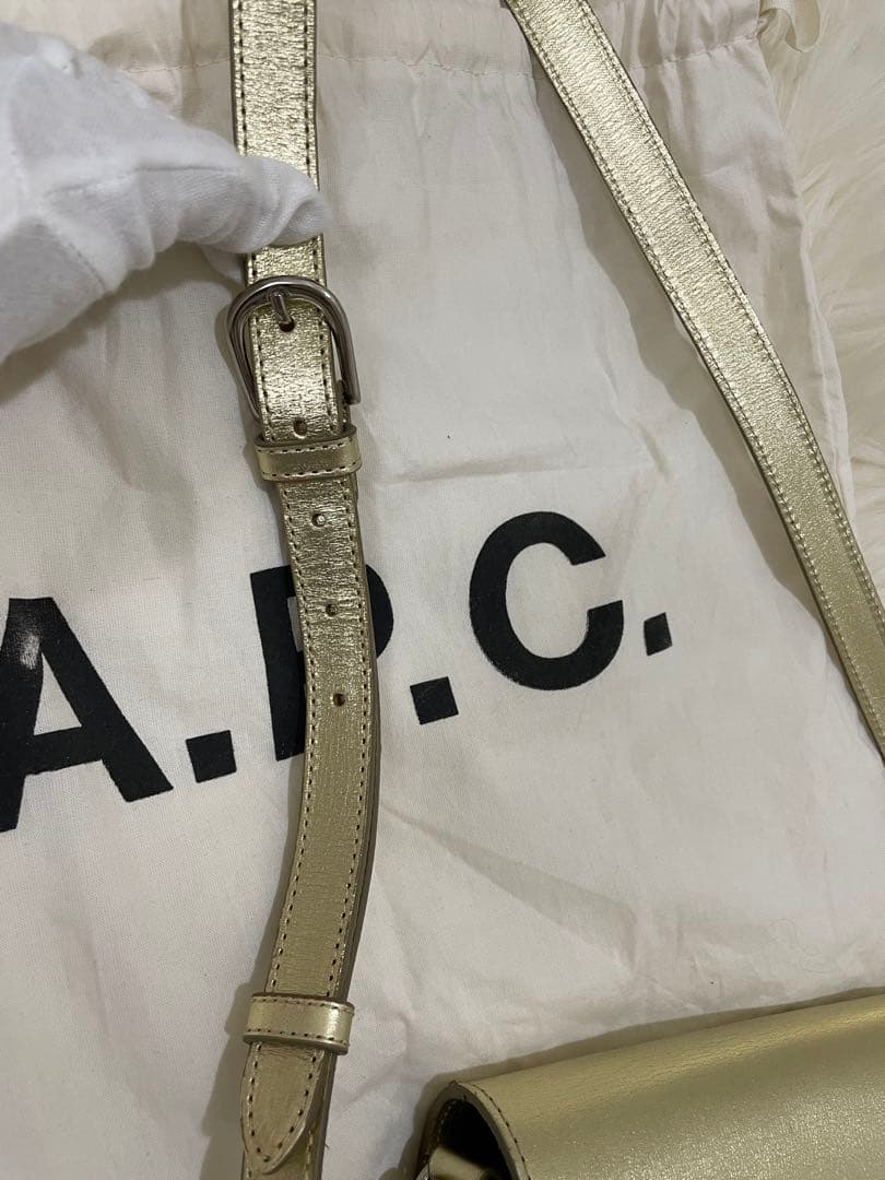 A.P.C. アーペーセー　ルクセンブルクゴールドショルダーバッグ