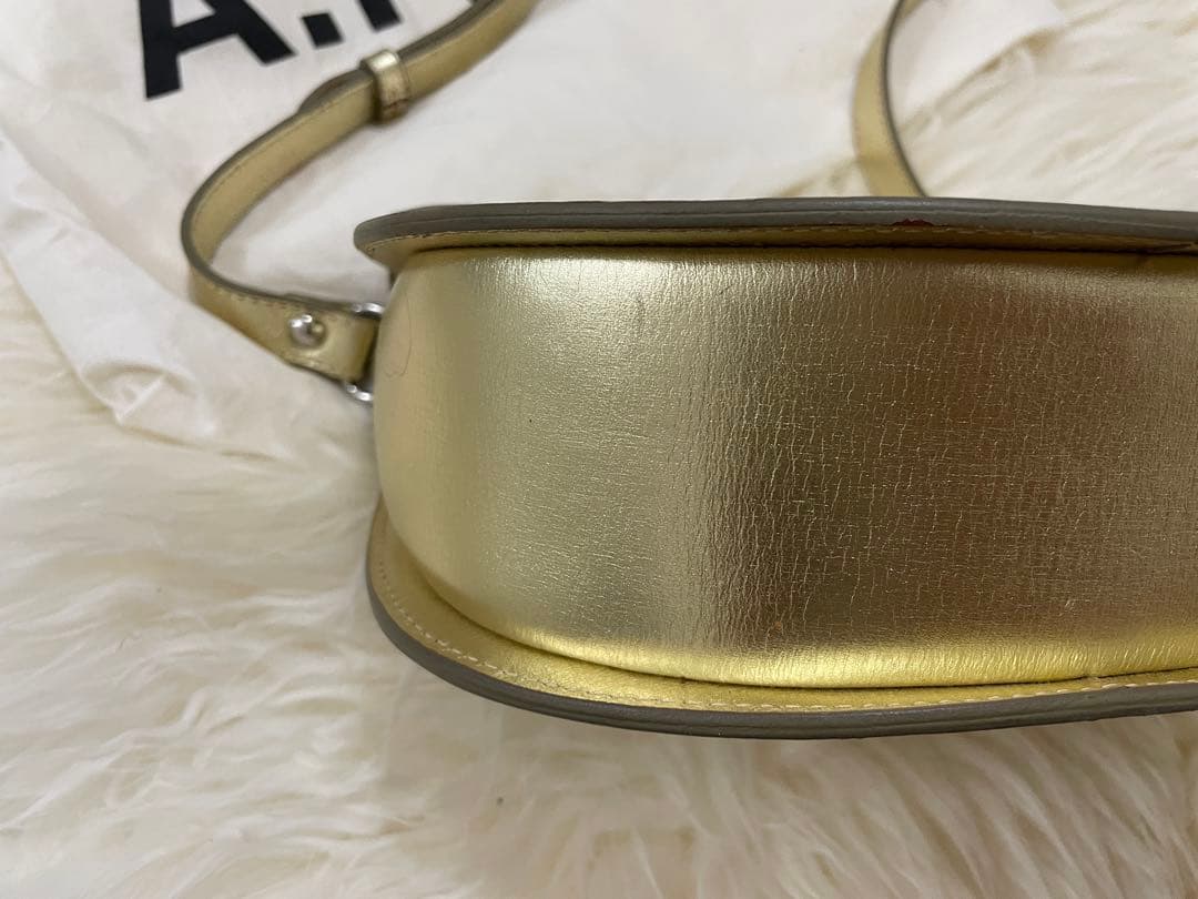 A.P.C. アーペーセー　ルクセンブルクゴールドショルダーバッグ