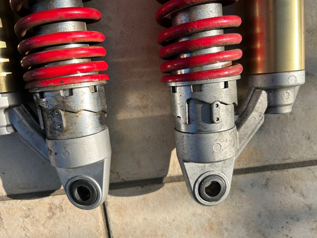 SHOWAサスペンションショック 赤/タンク　ゴールド イナズマ1200