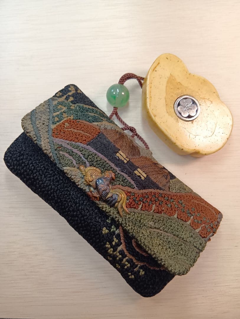 煙草入れ農村図相良刺し夫婦鶏前金具　家紋金工セイウチ牙根付