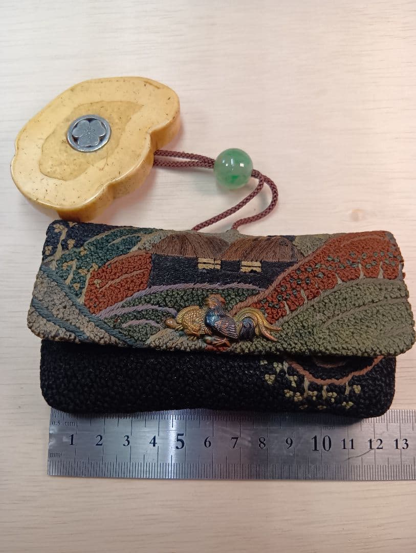 煙草入れ農村図相良刺し夫婦鶏前金具　家紋金工セイウチ牙根付