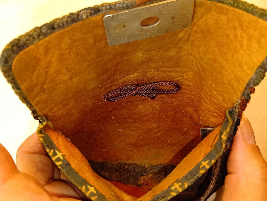 煙草入れ農村図相良刺し夫婦鶏前金具　家紋金工セイウチ牙根付