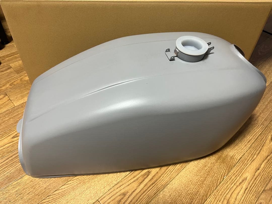 旧CB400F タンクとサイドカバー　サーフェーサー　リペア品