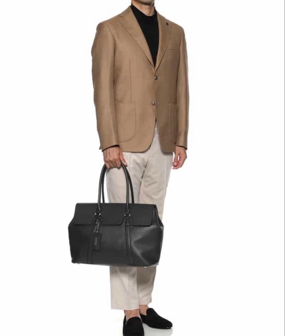 バーニーズニューヨーク　フラップ付きシュリンクレザートートバッグ