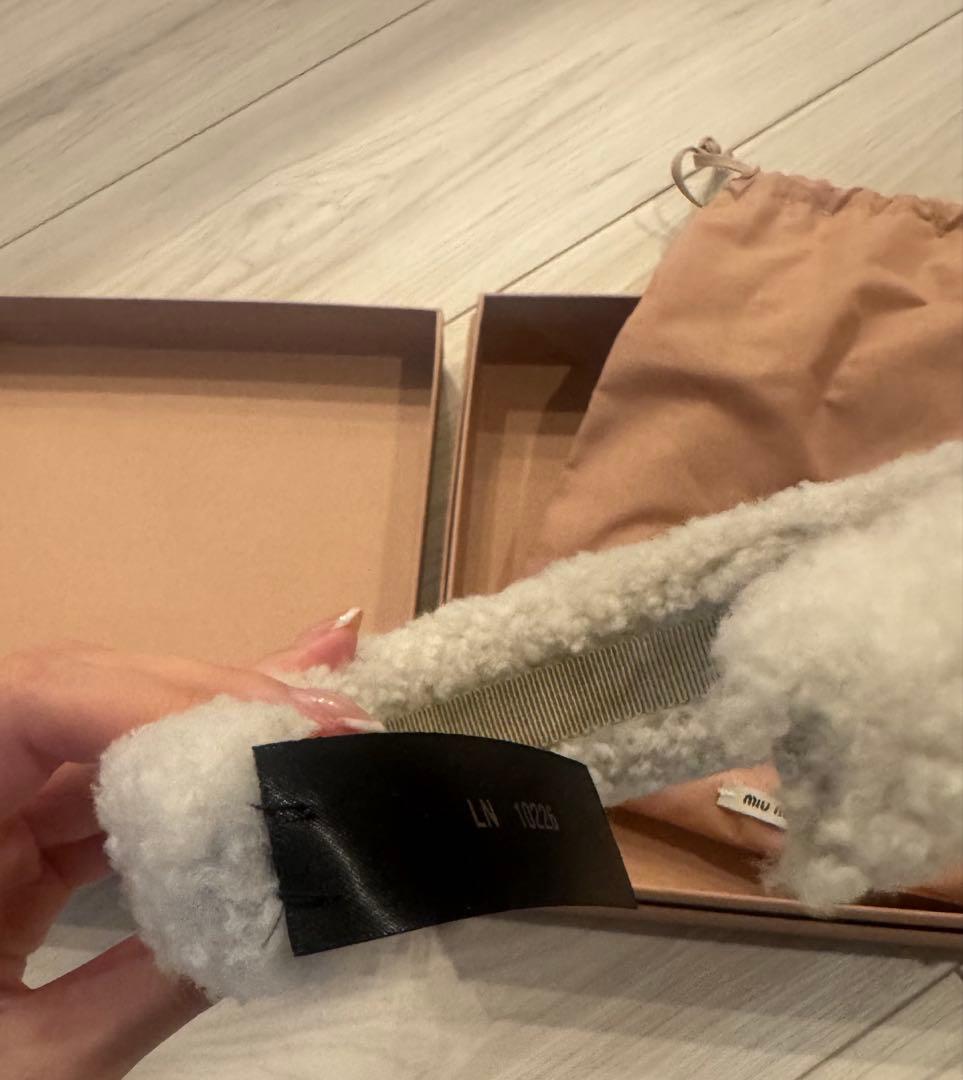 新品　MIU MIU ミュウミュウ カチューシャ 白