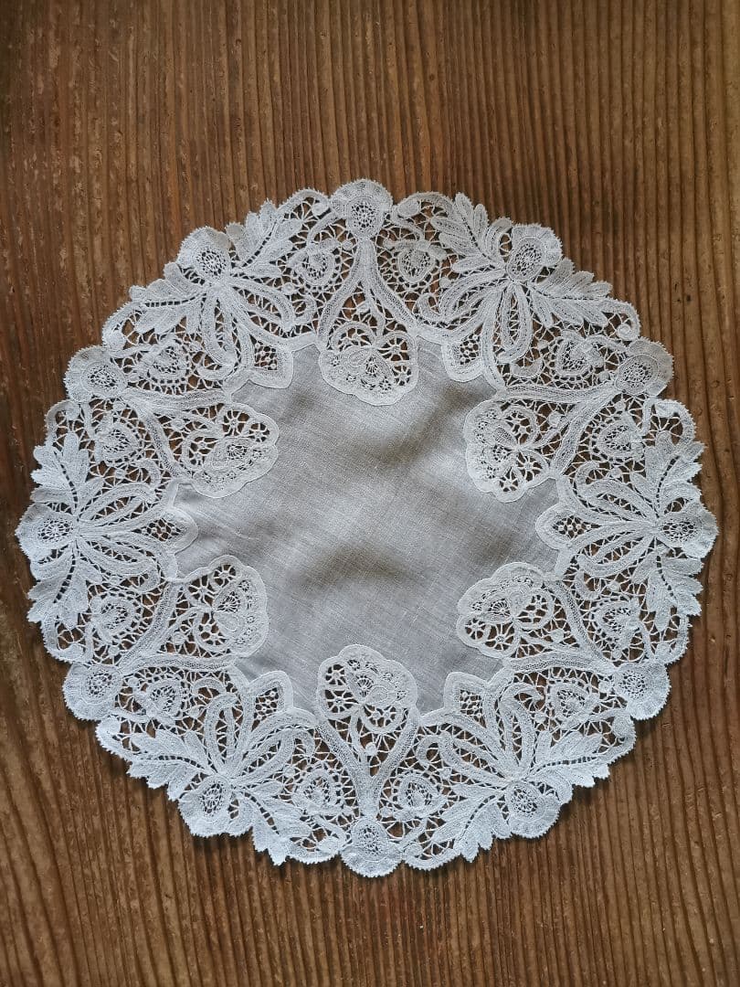 アンティーク ベルギー ポワンドローズ 薔薇と蕾 ニードルワーク レースドイリー