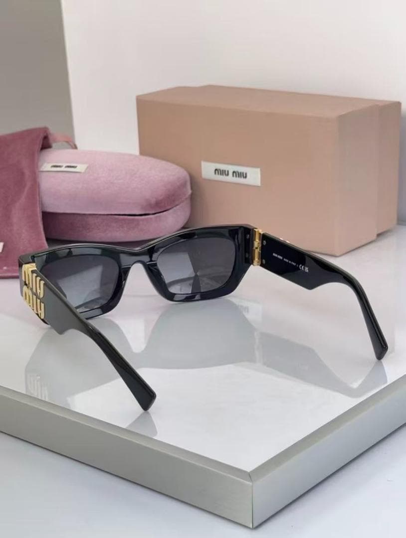 miu miu ブラック スクエアフレーム サングラス
