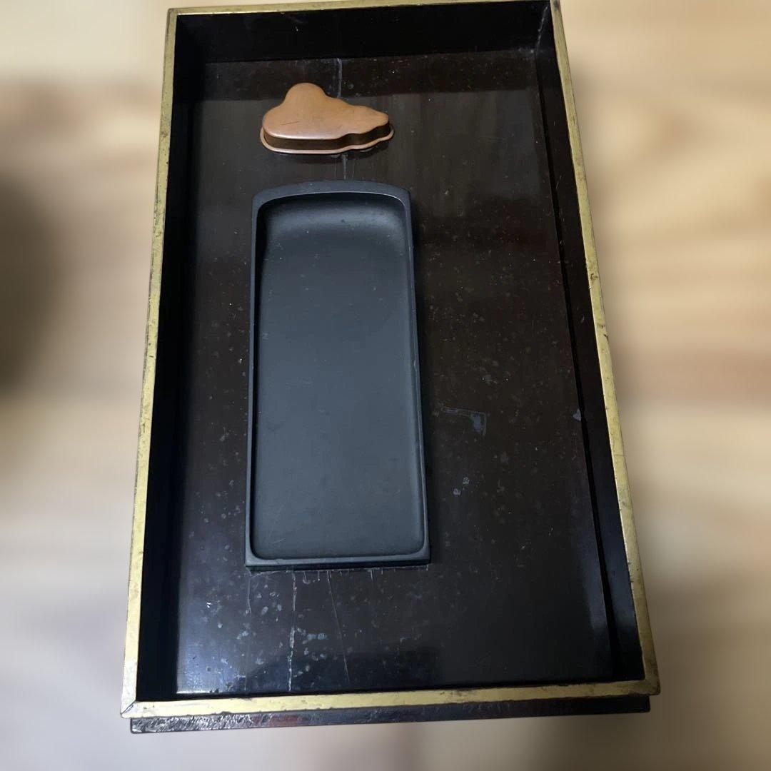 塗りの箱入り硯　 金箔模様付き