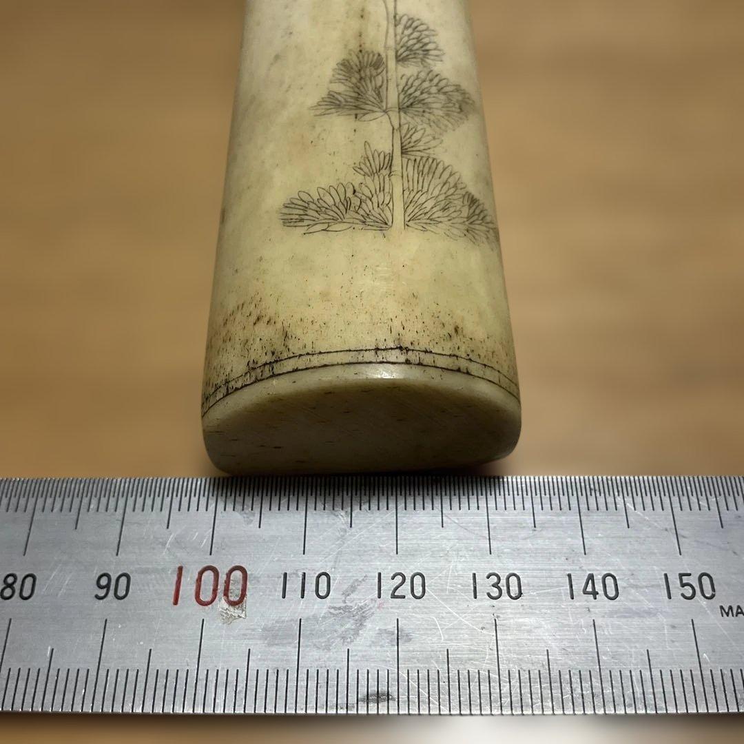 動物の骨製の彫刻文鎮一対