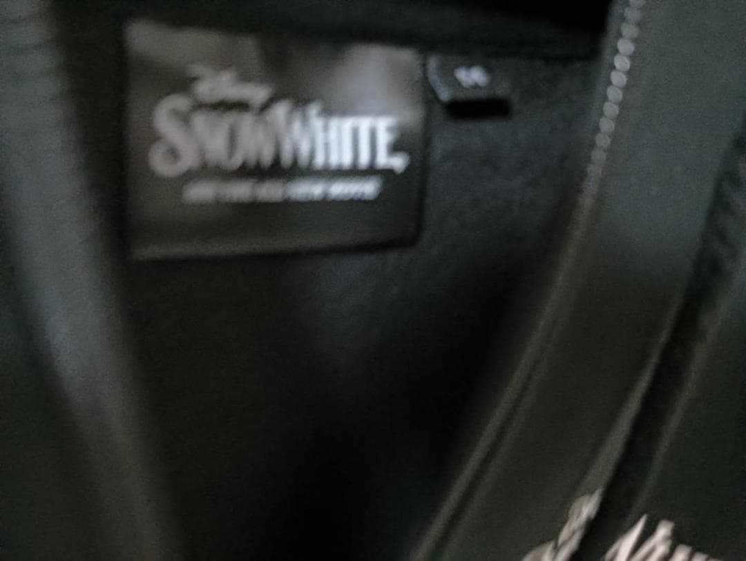 映画 白雪姫 グッズ3点セット（フーディーパーカー・手鏡・りんごの小物入れ）