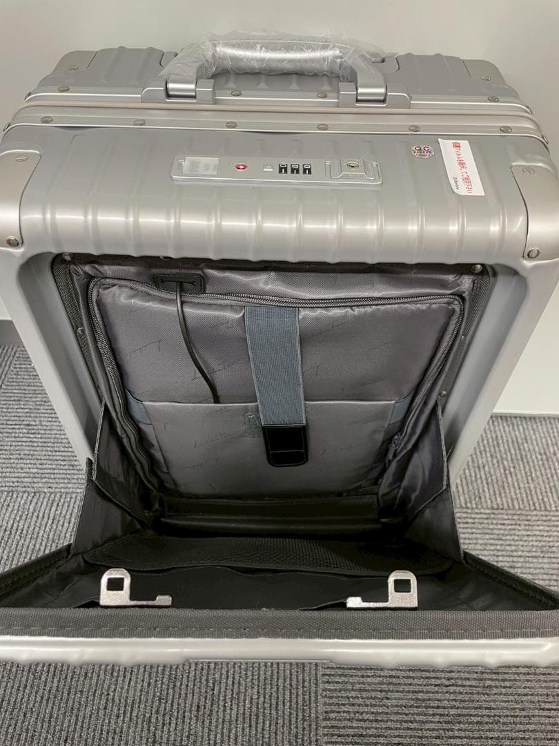 3000円オフ！リベティ多機能キャリーケース【エナメルシルバーSサイズ】71