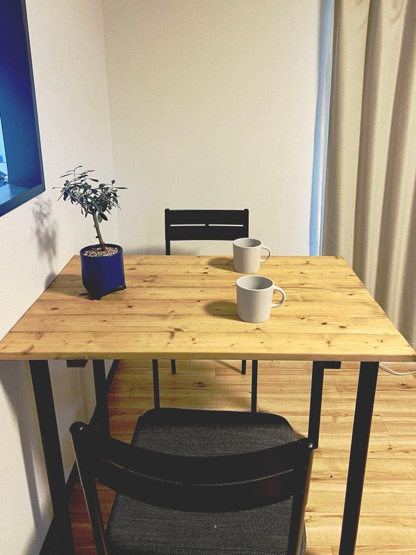 無垢材ダイニングテーブルとIKEAの椅子2脚