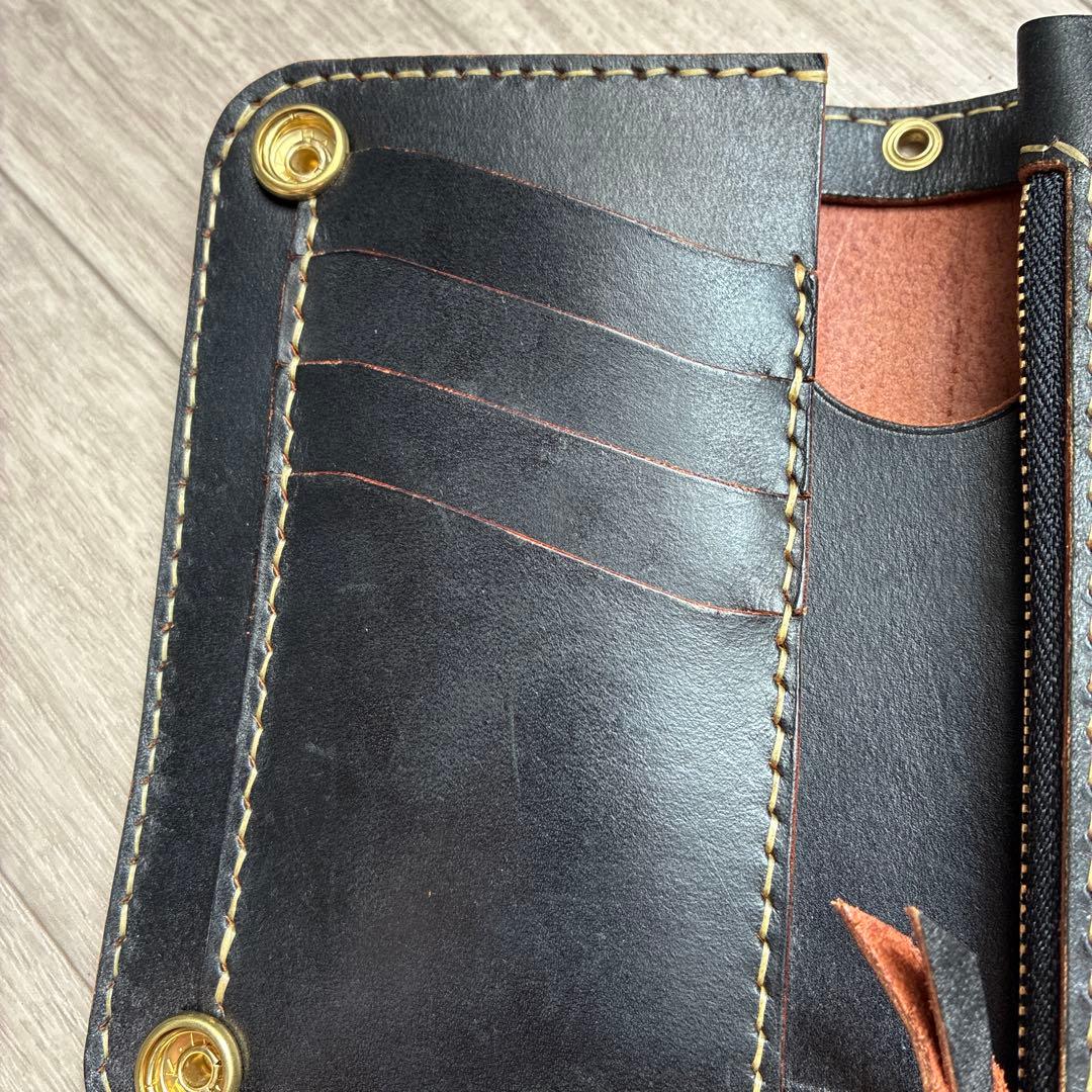 茶芯ブラック　ミドルトラッカーウォレット　真鍮　お札を折らずに収納