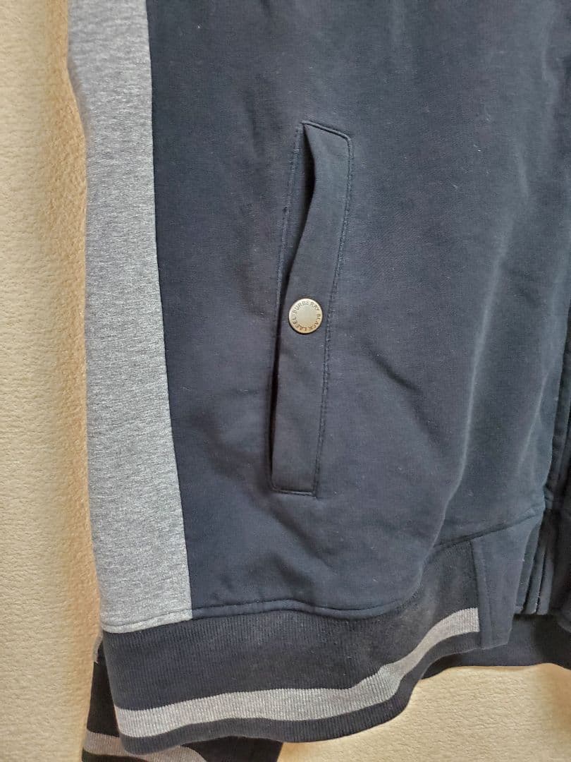 バーバリー　ブラックレーベル ホースマーク入り　ジップアップパーカー