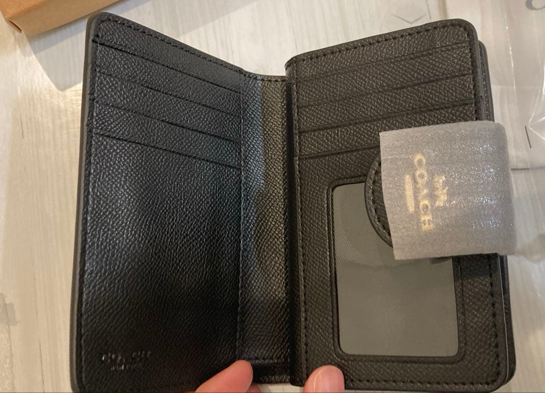 新品✨COACH ブラック レザー 二つ折り 財布 シンプル