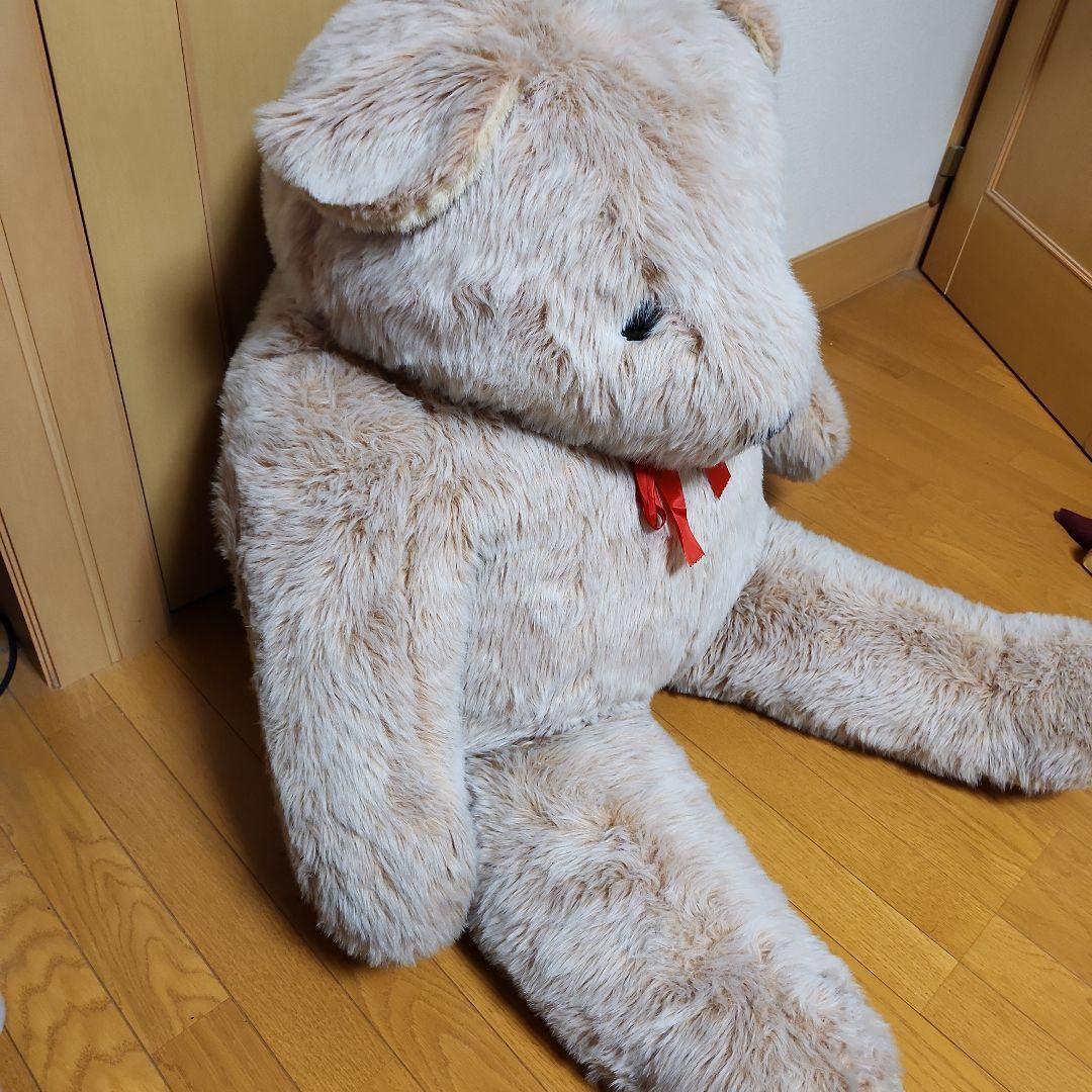 大きなベージュのクマのぬいぐるみ