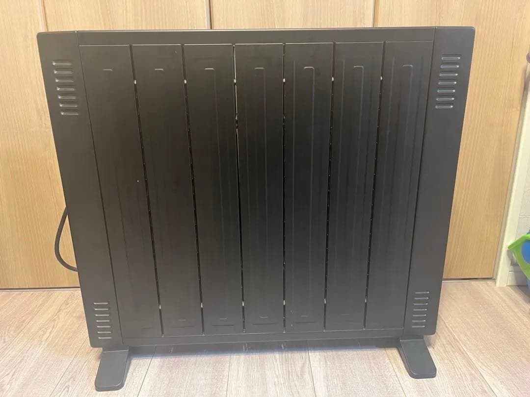 【オイルレスヒーター】VERSOSマットブラック/8畳/リモコン付き