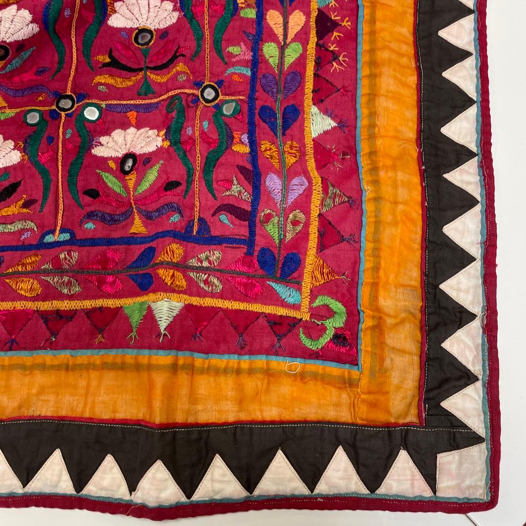 ウズベキスタン　刺繍テーブルクロス 約92cm x 92cm