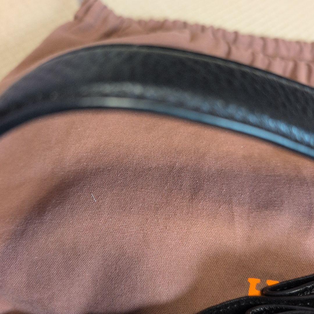 ブラックレザーショルダーバッグ Hロゴ付き