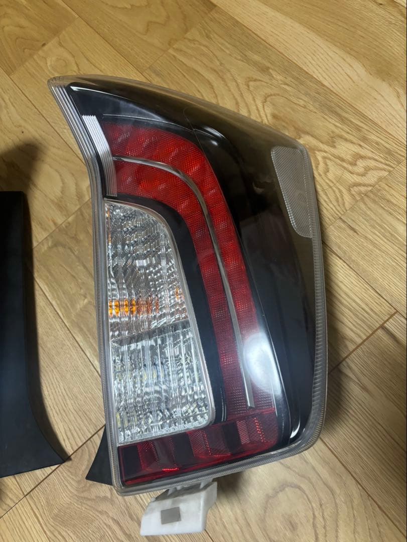 30プリウスG's純正テールランプ 左右セット