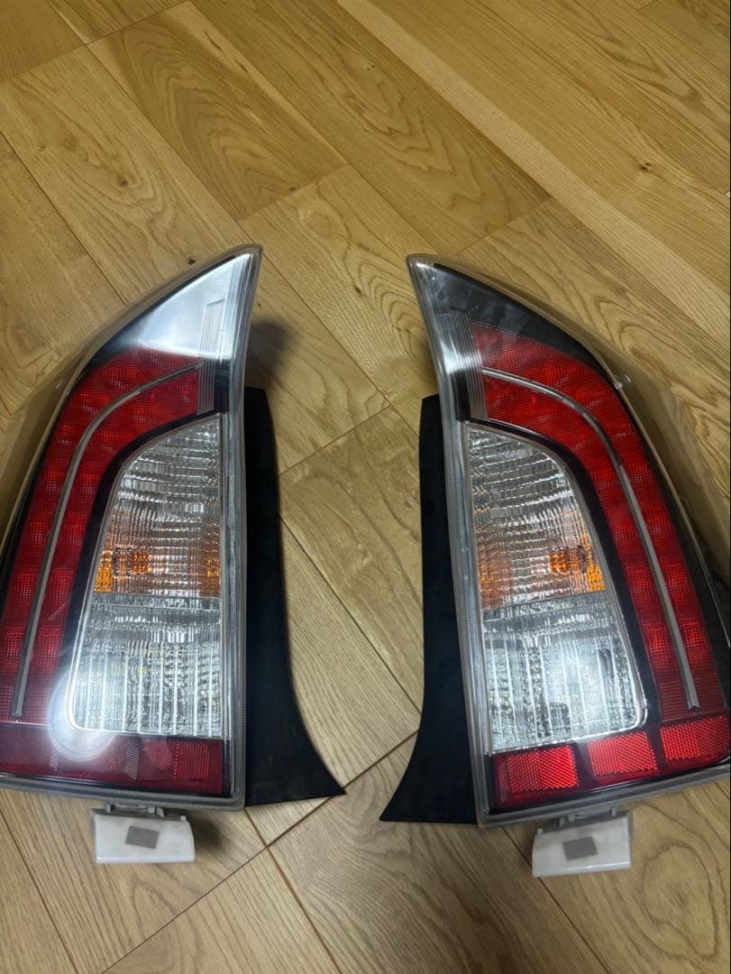 30プリウスG's純正テールランプ 左右セット
