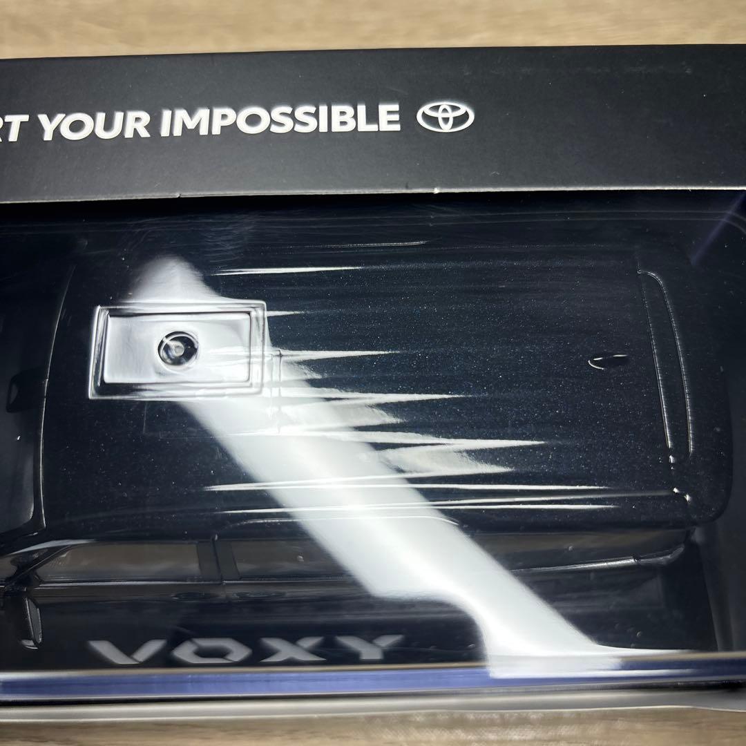 【送料無料】トヨタ ヴォクシー ブラックマイカ 1/30カラーサンプルミニカー