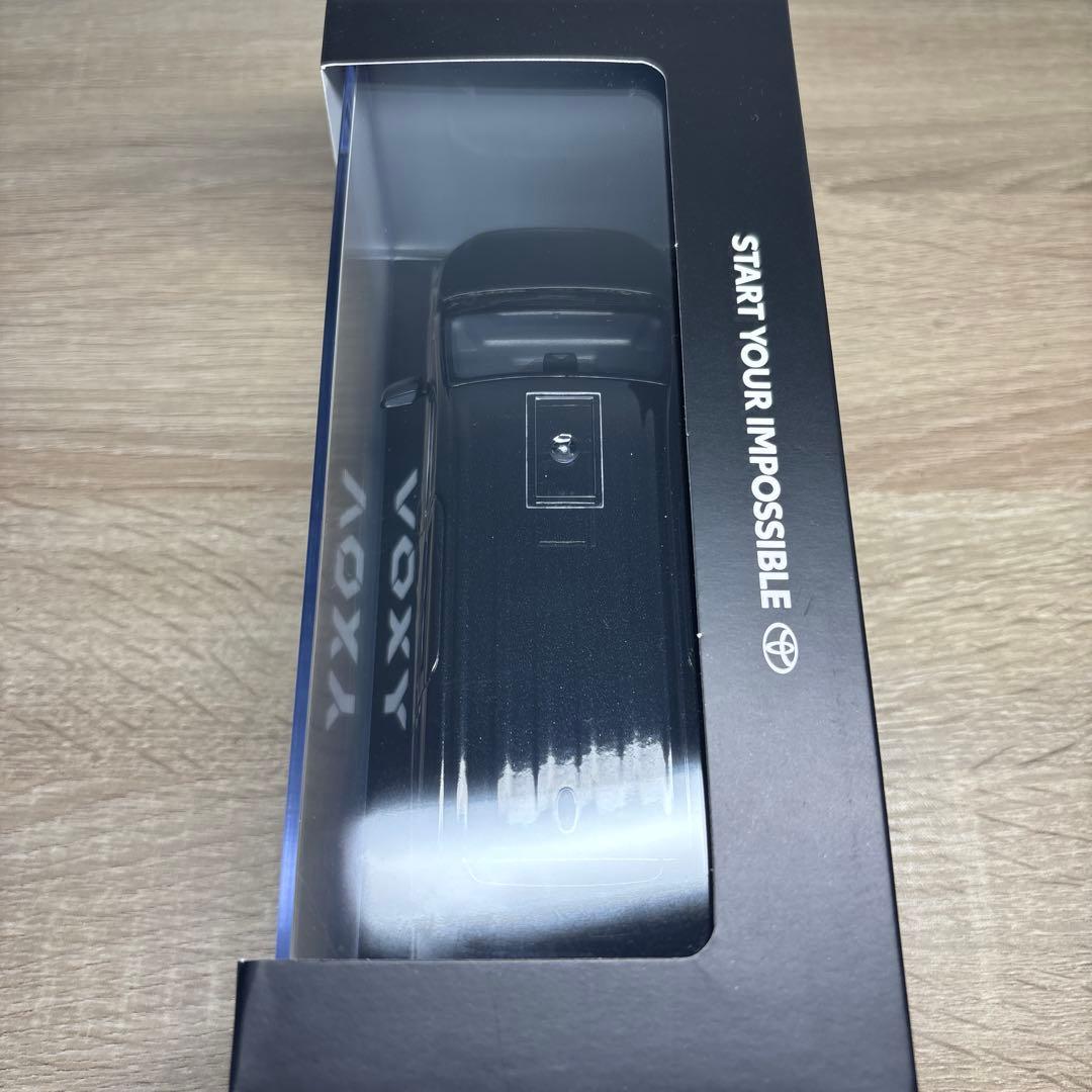 【送料無料】トヨタ ヴォクシー ブラックマイカ 1/30カラーサンプルミニカー