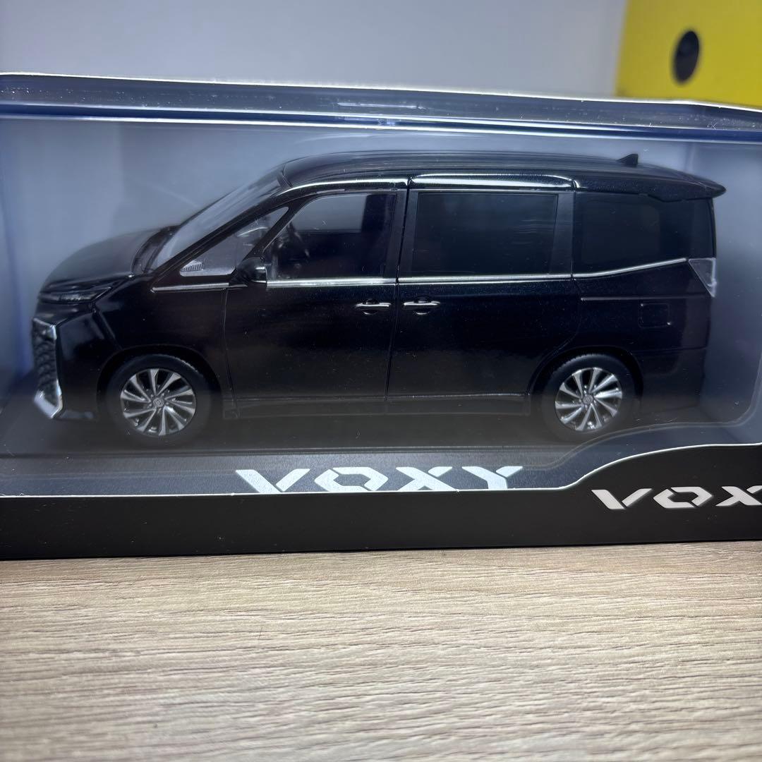 【送料無料】トヨタ ヴォクシー ブラックマイカ 1/30カラーサンプルミニカー