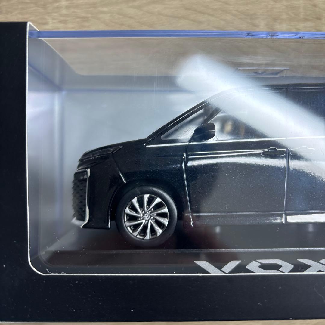 【送料無料】トヨタ ヴォクシー ブラックマイカ 1/30カラーサンプルミニカー