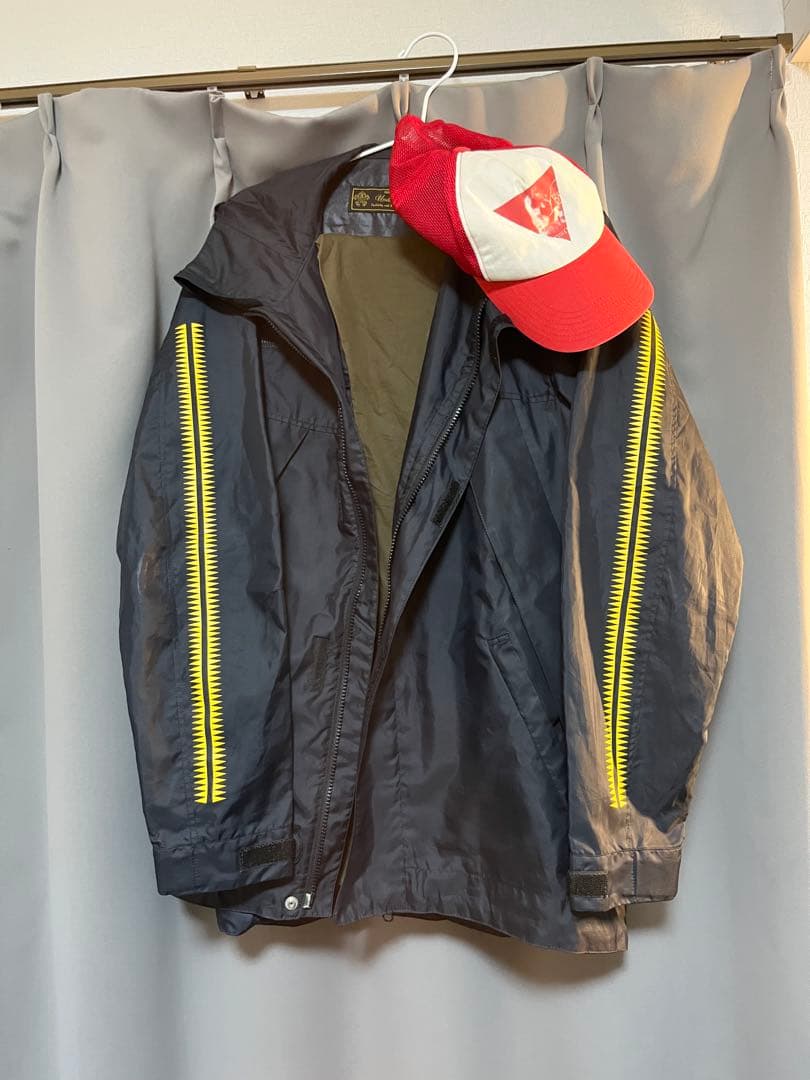 ネイビーアウターとオリーブグリーンパンツとレッドキャップセット