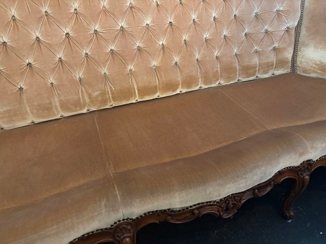 ヨーロッパアンティーク3人掛けソファボタン絞りベルベットソファ