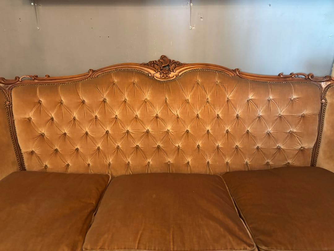 ヨーロッパアンティーク3人掛けソファボタン絞りベルベットソファ